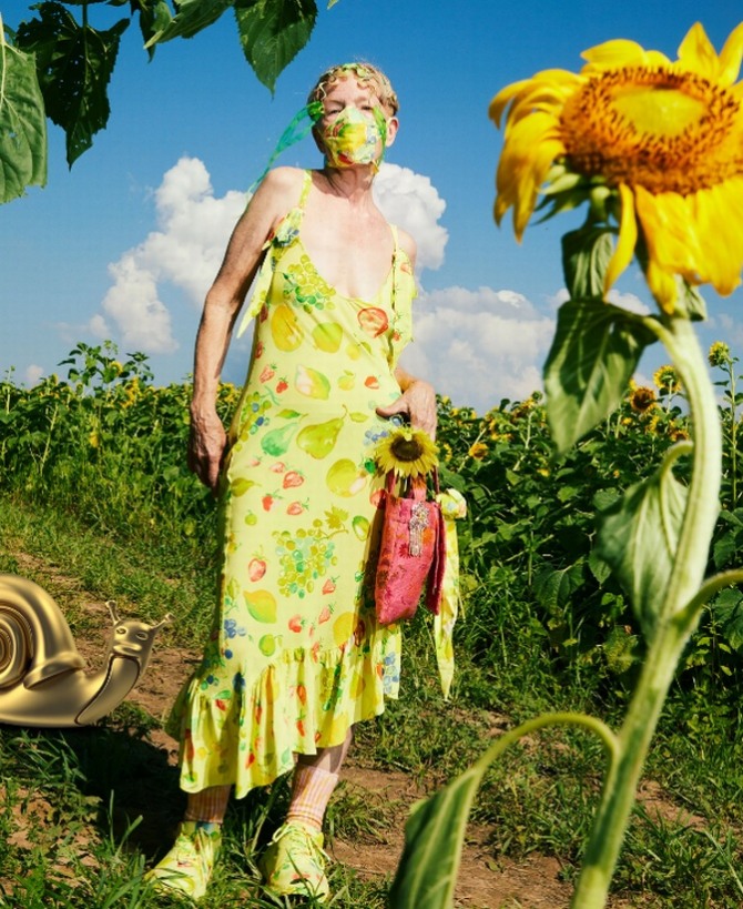 модные аксессуары к ярко-желтому сарафану с фруктовым орнаментом - стиль весна-лето 2021