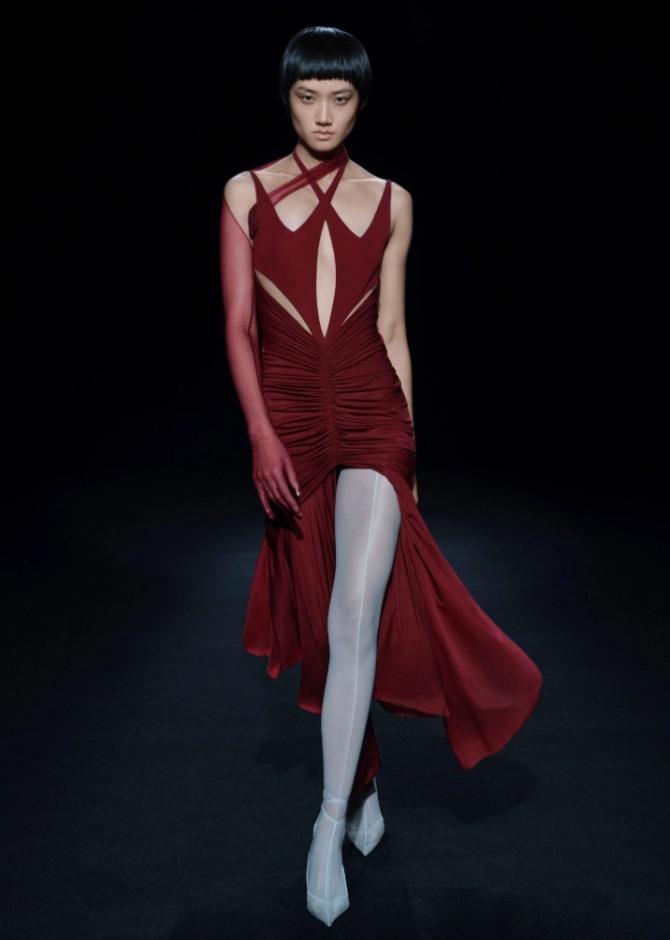 какие платья для выпускного вечера самые модные в 2021 году - модель красного наряда от бренда Mugler