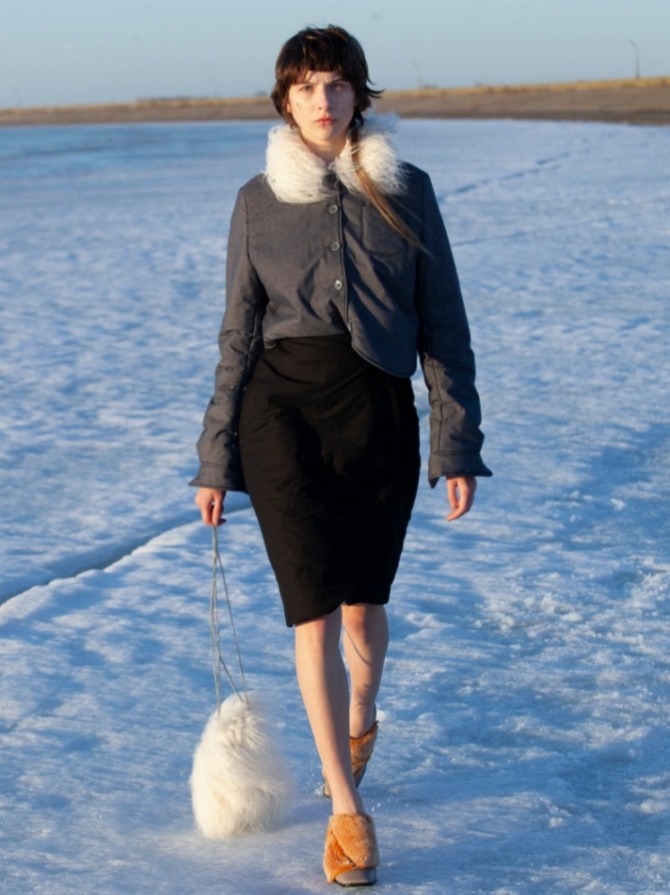 стильный осенний сдержанный образ 2022 года с нейлоновой курткой в рубашечном стиле с белым меховым воротником