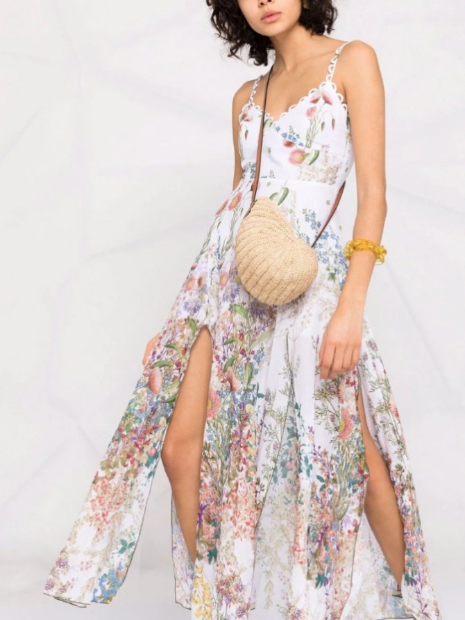 самая красивая летняя одежда для женщин 2021 года - длинное платье с цветочным принтом, высокими разрезами и пышной летящей юбкой