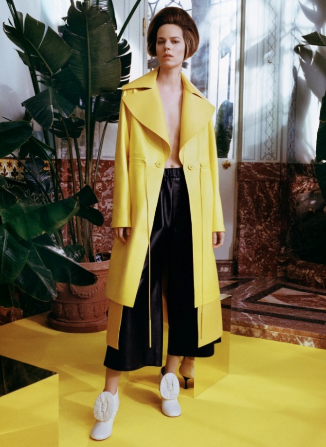 элегантный женственный стильный образ с желтым двухслойным плащом, черными брюками и белыми ботильонами