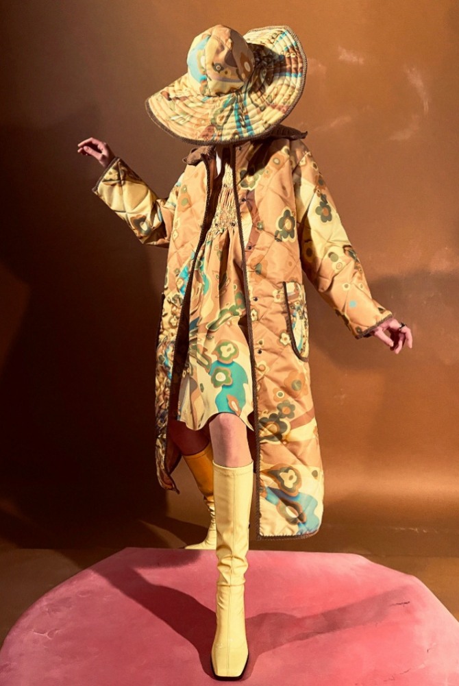 стеганый женский плащ с флористическим рисунком - мода весна-лето 2022