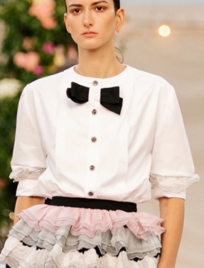 фасоны необычных блузок - модель от бренда Chanel с рукавами до локтя, декорированными кружевными оборками
