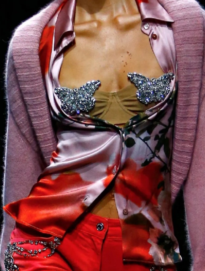 яркий вечерний образ с шелковой блузкой на выпуск и бюстгальтером без бретелей от Blumarine - луки из коллекции на 2022 год