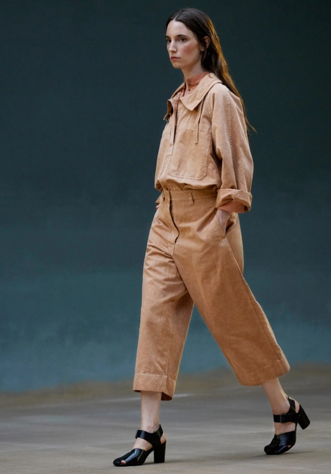 Lemaire Resort 2022 - двухслойная блузка-рубашка пыльно-коричневого цвета в ансамбле с укороченными брюками