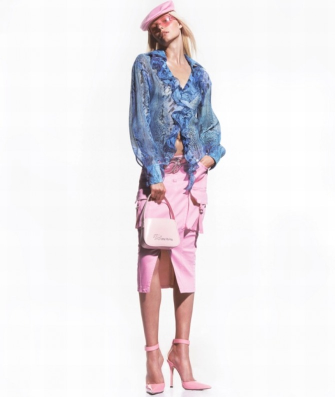 Blumarine коллекция Курорт 2022 - голубая блузка с воланами в ансамбле с розовой джинсовой юбкой карго