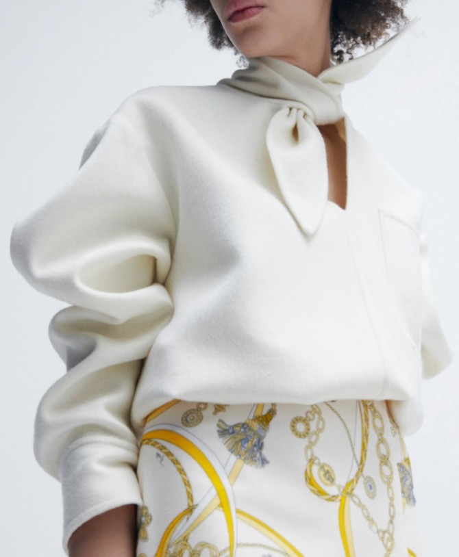 тренды зимней женской моды 2022 года - белая блузка из кашемира с воротником-стойкой, завязывающейся на галстук-бант
