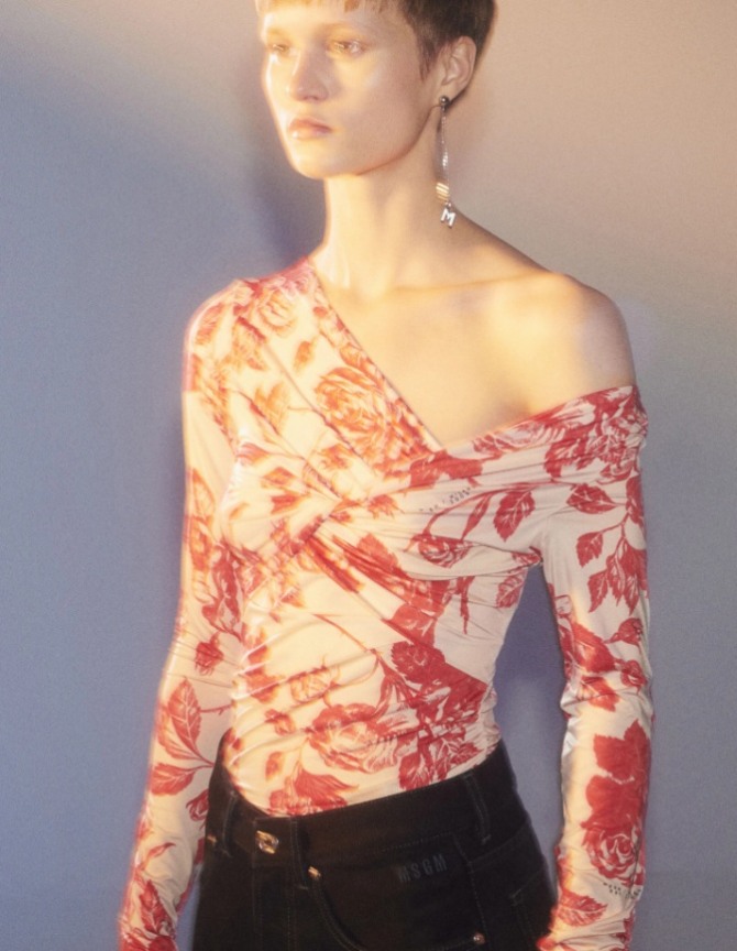 принтованная шелковая блузка с драпировкой и одним оголенным плечом - тренды миланской моды 2022 года