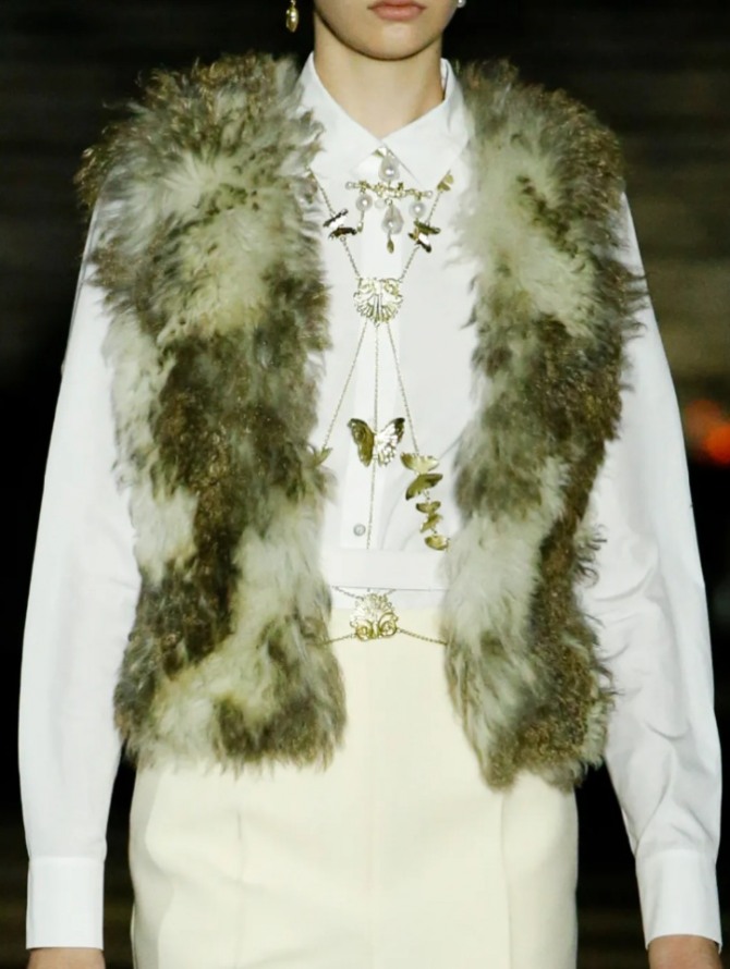 белая блузка-рубашка с меховым жилетом - мода от Christian Dior на 2022 год