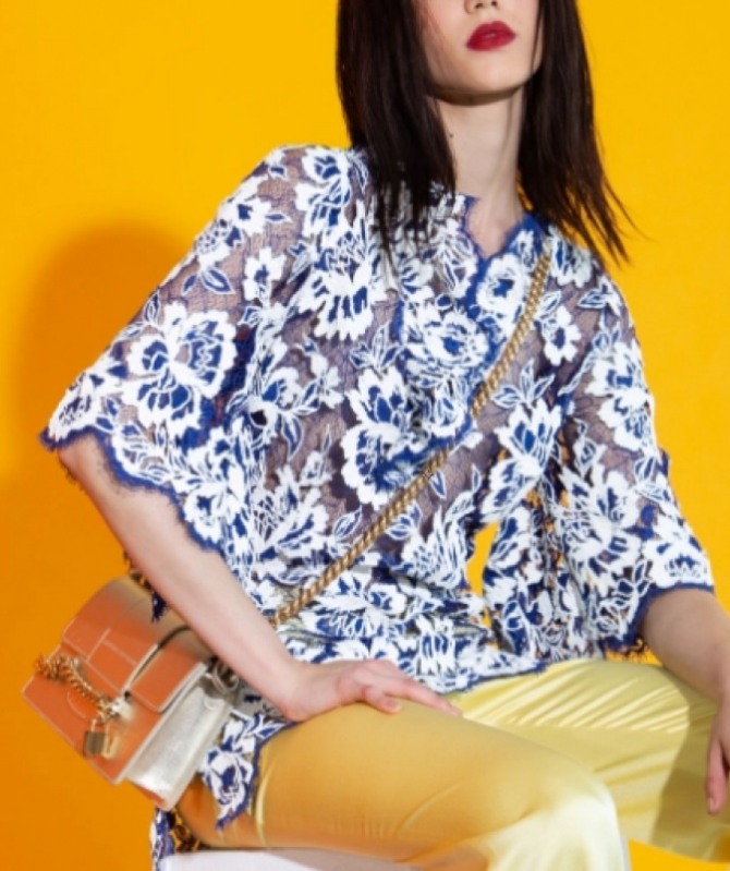 самые красивые летние блузки 2022 года - модель из тюли с цветочной вышивкой в бело-синих тонах в комплекте с желтыми брюками