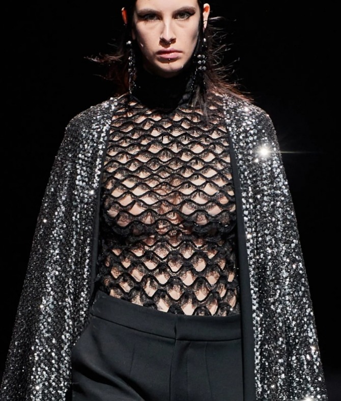 черная блузка-кольчуга от бренда Valentino