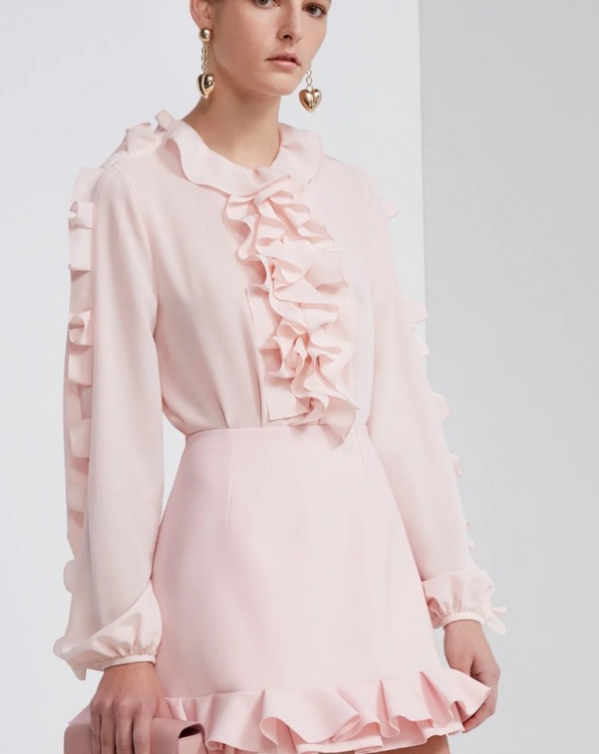 блузка розового цвета от бренда Carolina Herrera на 2022 год - с воланами на рукавах и с жабо на груди