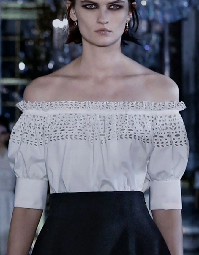белая блузка с коротким рукавом, обнаженными срезанными плечами и мережкой