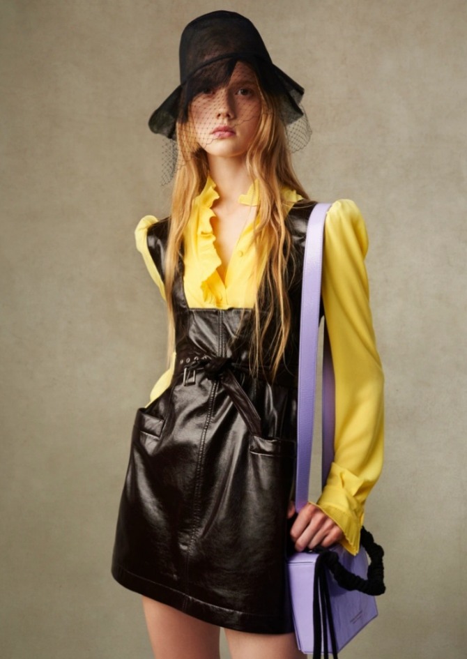 желтая блузка с черным сарафаном из эко-кожи, декорированным поясом и большими накладными карманами