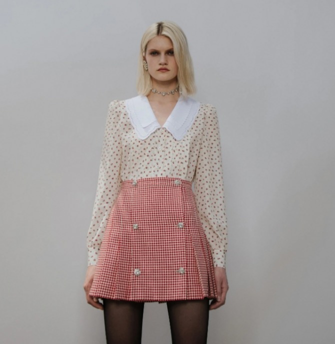Alessandra Rich - блузка сезона Весна 2022 года с цветочным принтом и кипенно-белым двухслойным воротником с мережкой