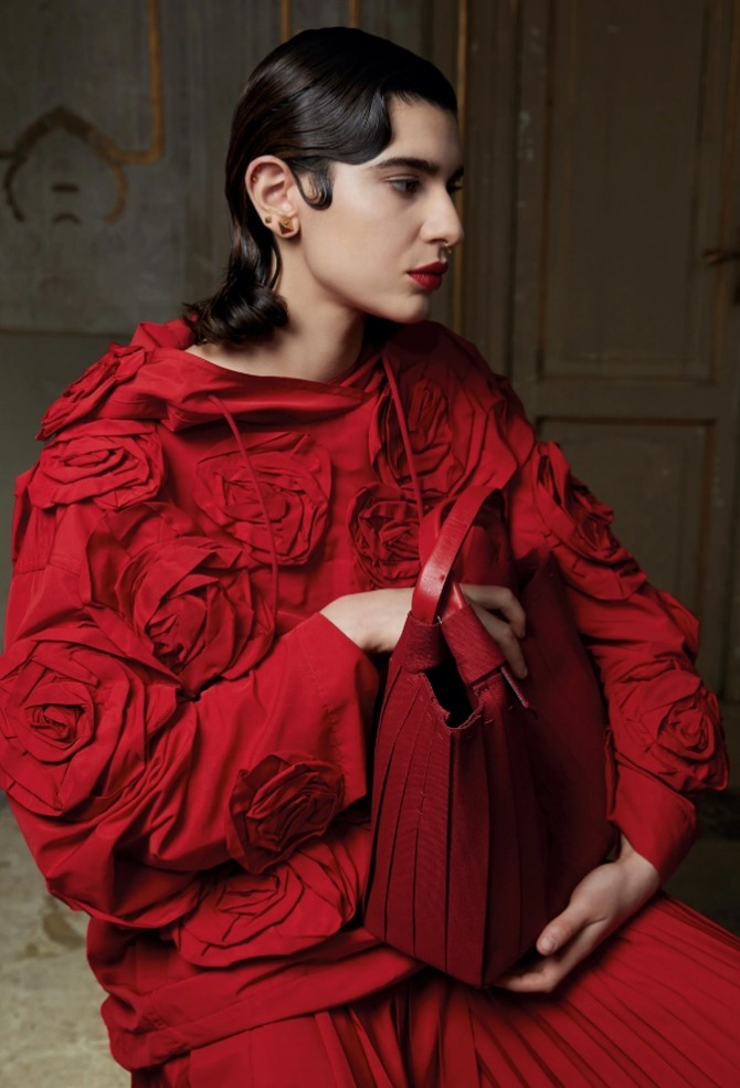 Valentino коллекция 2022 года - блузка с объемными цветочными аппликациями - красная, без воротника, длинный рукав