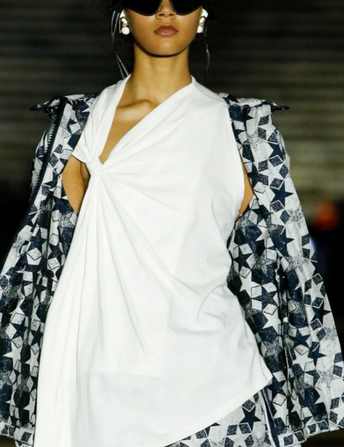 Какие блузки самые модные в 2022 году, белая блузка-туника от модного дома Christian Dior с необычным фасоном