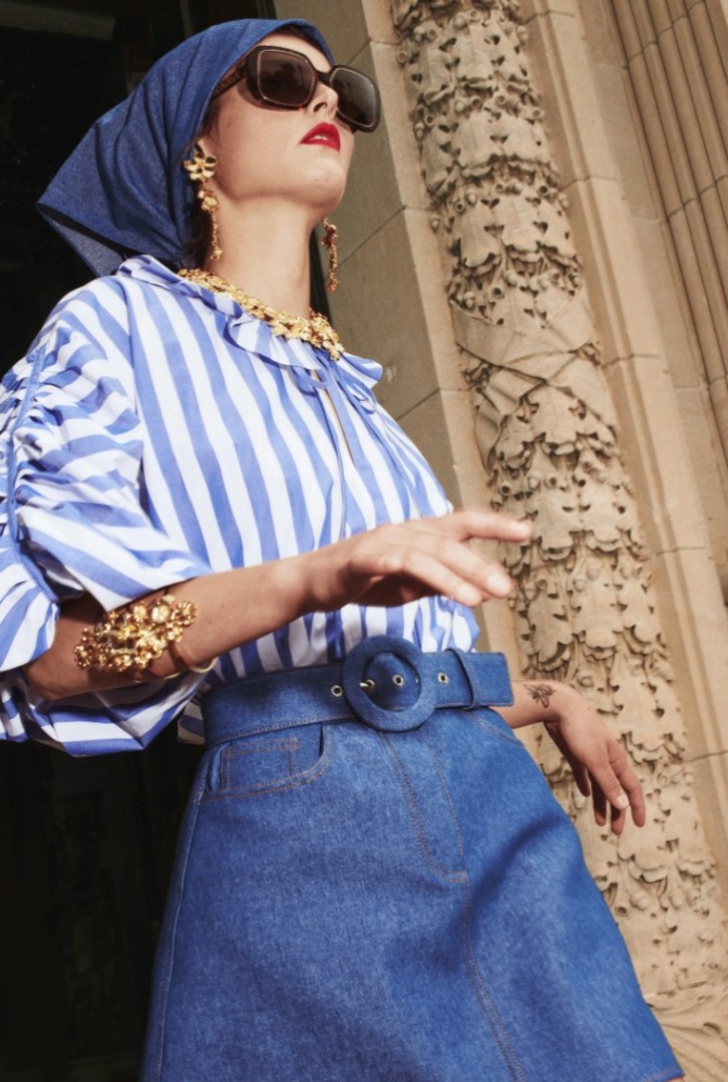 Carolina Herrera коллекция Курорт 2022 - блузка в широкую сине-белую полоску с круглым вырезом, декорированным нешироким воланом и присборенными рукавами по вертикали до локтя в ансамбле с джинсовой юбкой