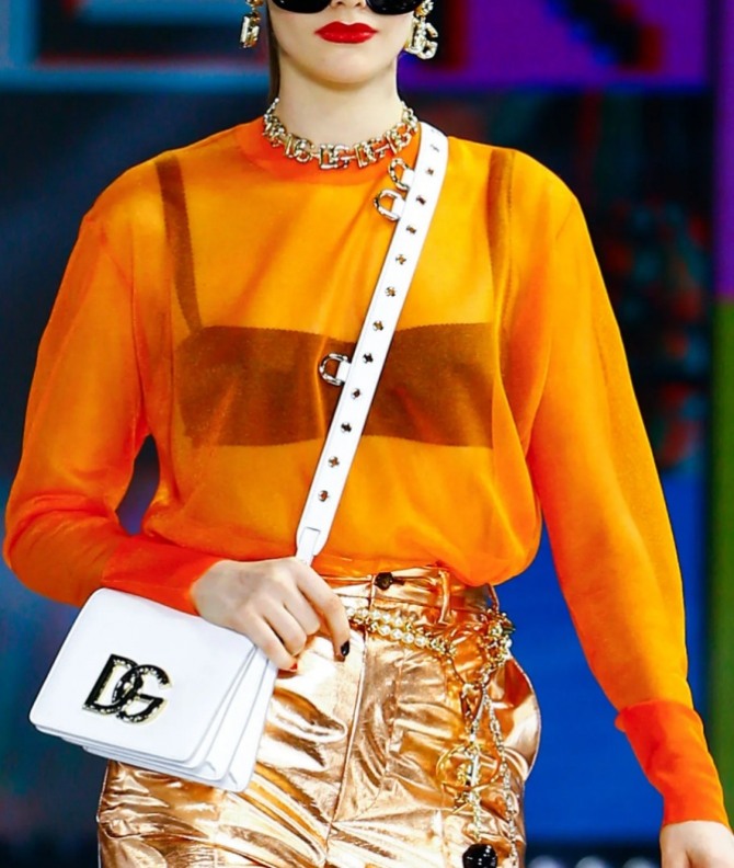 блузка цвета пламени из прозрачной ткани поверх черного бюстгальтера - модель от Dolce & Gabbana на 2022 год