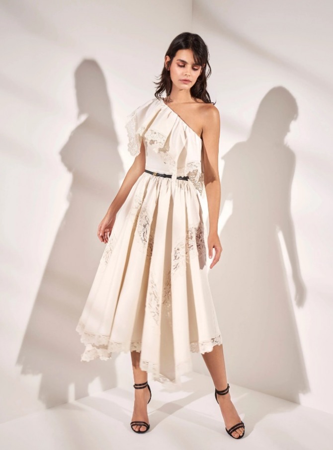 вечернее летнее платье 2021 с асимметричным подолом и асимметрией на одно плечо - с кружевной отделкой и пышной юбкой