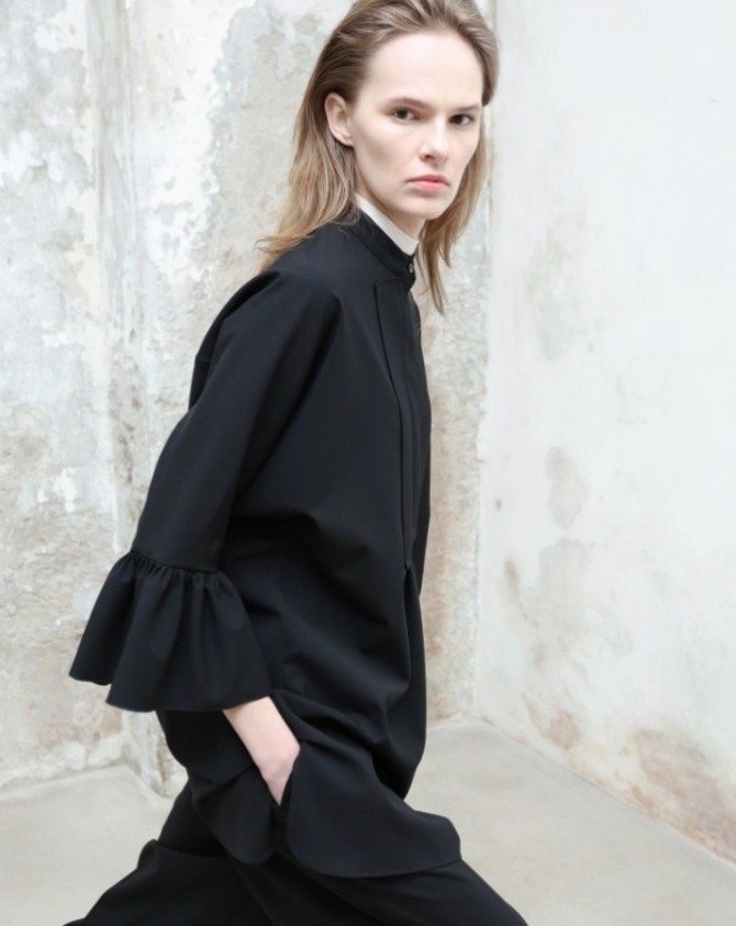 модная блуза 2022 года для модниц - это черная блузка навыпуск с невысоким стоячим воротником и воланами на рукавах длиною 3/4 - Милан