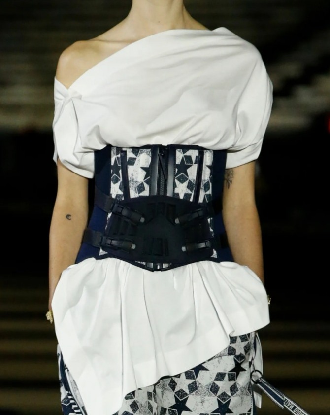 белая блуза-туника с асимметричными плечами м широким черным корсетным поясом - Christian Dior 2022 год