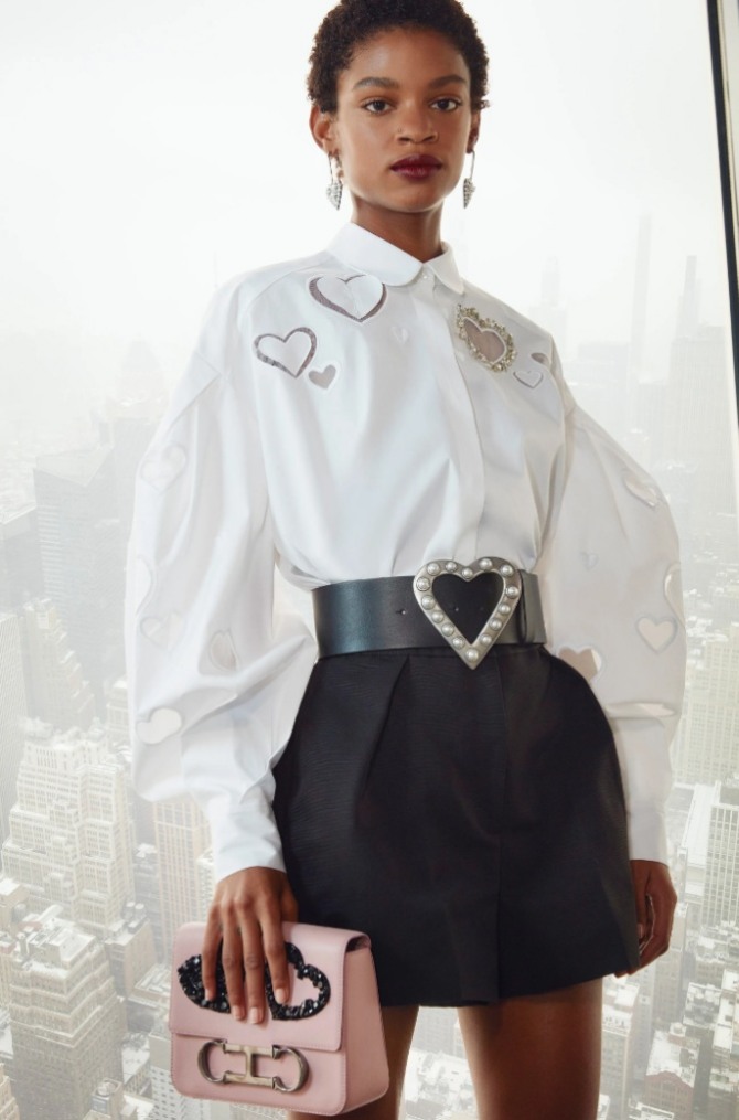модная белая блузка 2022 года - это блузка-рубашка с пышными рукавами на манжете, с закругленными углами воротничка, с аппликациями и мережкой - фото из коллекции Carolina Herrera