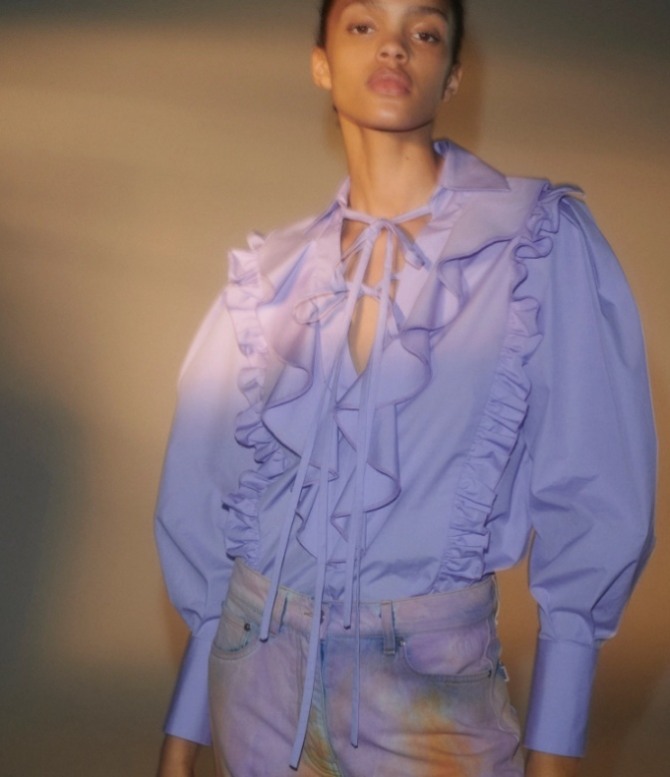 блузка-рубашка в романтическом стиле - с воланами и оборками - главные тенденции миланской моды 2022 года
