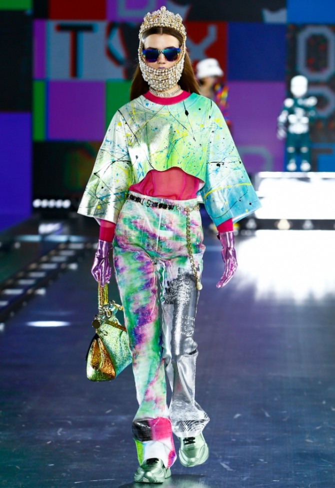 нарядная двухслойная двухцветная яркая блузка - шикарный гламурный молодежный вечерний образ для девушек на 2022 год - тренды от Dolce & Gabbana