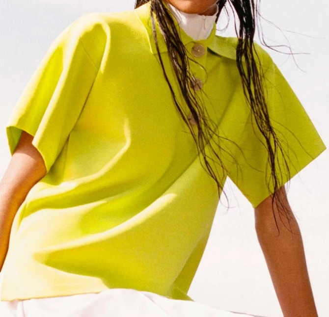 желтая блузка-поло - модный тренд летнего сезона 2022
