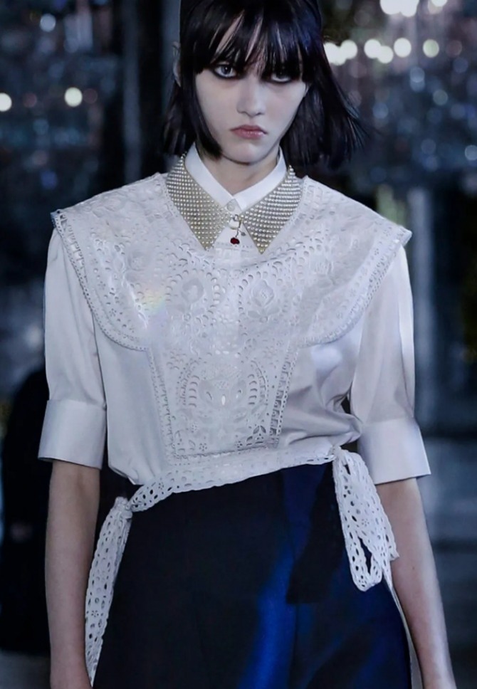 белая шелковая блузка-рубашка с кружевной накладной манишкой и короткими рукавами с манжетами - стильный лук из коллекции Christian Dior 2022 года 