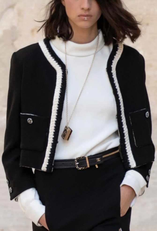 белая блузка из кашемира со стоячим воротником - Chanel 2022 год