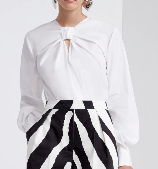 Модные блузки 2022 - тенденции и фото, красивая белая нарядная блузка необычного фасона от дизайнерского дома Carolina Herrera - коллекция трендов на 2022 год