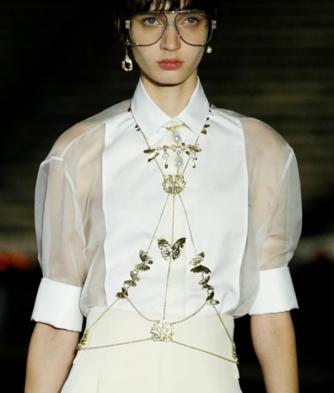 блузка из органзы с шелковой манишкой, манжетами и воротником - модель от Christian Dior 2022 года