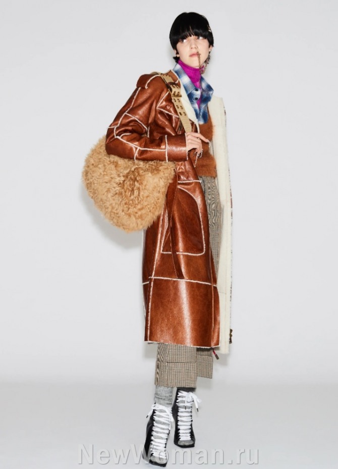фото модных пальто сезона зима 2022 - дубленка коричневого цвета миди - с какими аксессуарами и обувью ее сочетать