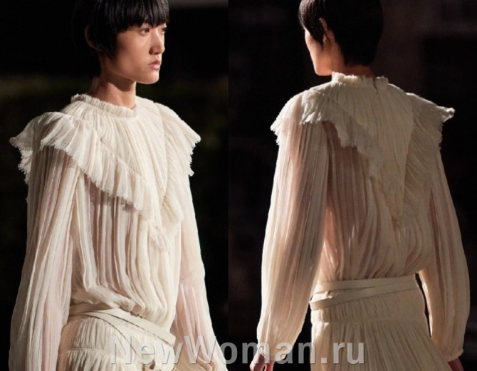 коллекция Chloé 2022 - блузка с длинным рукавом кремового цвета из драпированного шифона, декорированная воланом на груди и спине