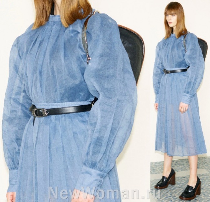 Модные блузки 2022 - тенденции и фото: голубая блузка из органзы с невысоким стоячим воротником и складками у горла - мода 2022 года для девушек и женщин