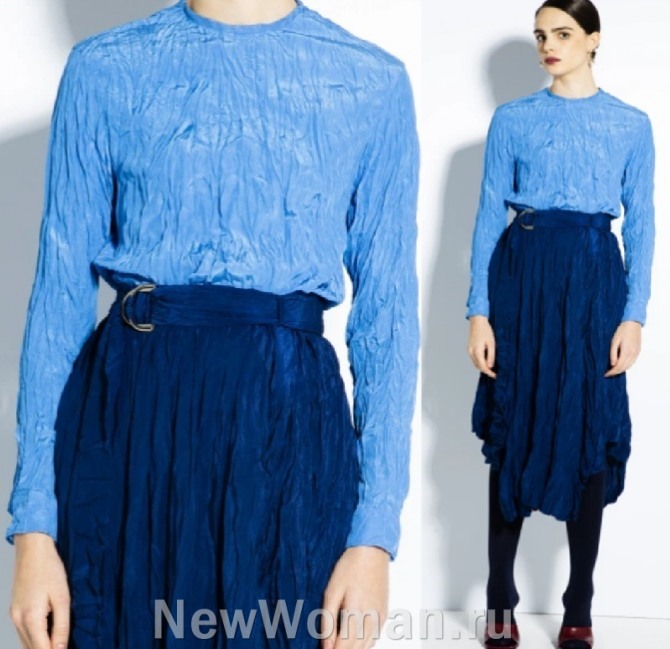 красивый образ в синих тонах - голубая блузка с длинным рукавом из жатой ткани без воротника в комплекте с синей юбкой - мода 2022 года, Милан