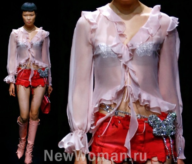 шикарные гламурные блузки с мини-юбкой с миланской недели моды от бренда Blumarine на 2022 год