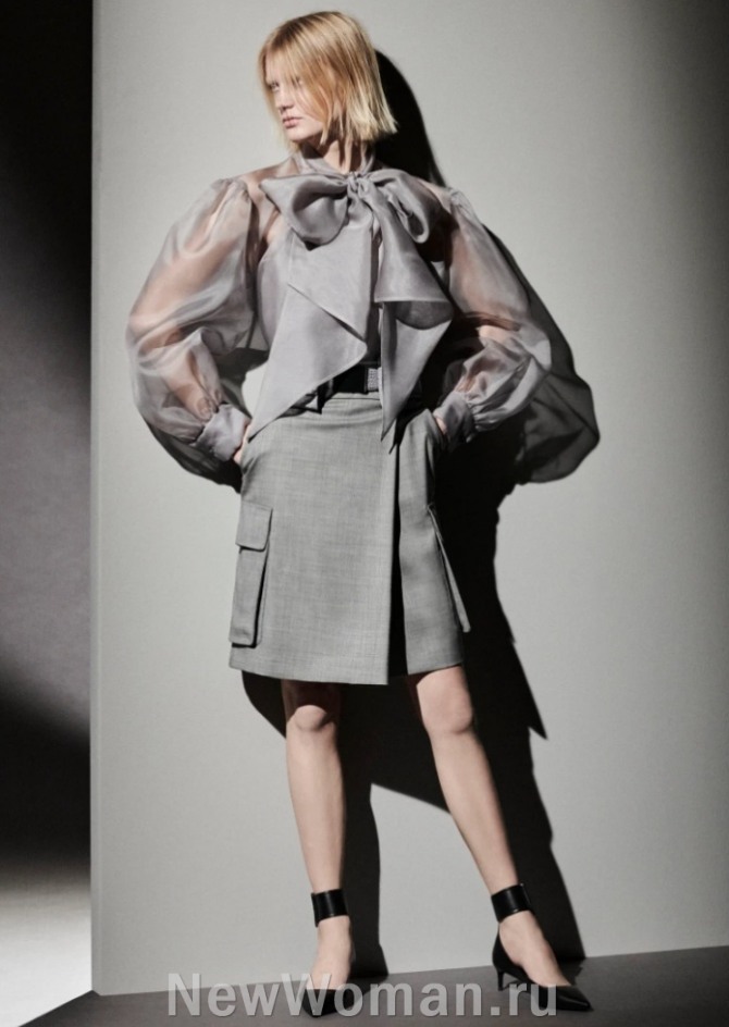 блузки 2022 года с миланской недели моды - серая модель из органзы с воротником-бантом, пышными рукавами, собранными на манжету