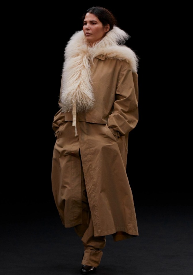 плащ с меховой отделкой - элегантная мода для пожилых женщин на сезон осень-зима 2021-2022, подиум
