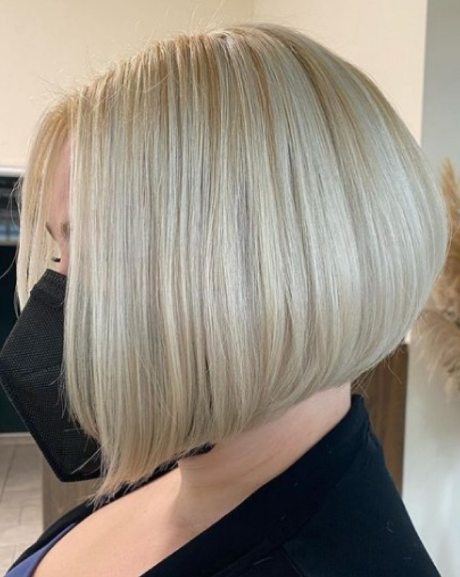 классическая стрижка боб без челки на светлых волосах - работа женского парикмахера июль 2021 год