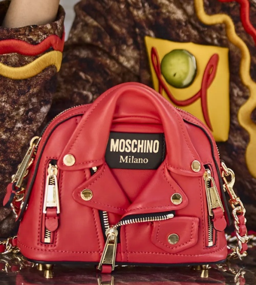 Moschino круизная коллекция 2022 - красная сумка, имитирующая кожаную косуху