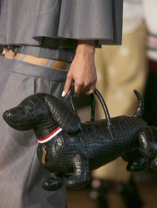 черная кожаная женская сумка в форме собаки