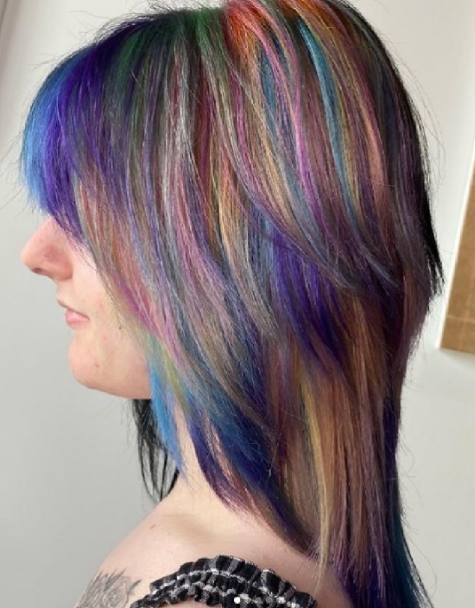 стрижка маллет с петушиным разноцветным раскрасом прядей - фото из парикмахерской работа стилиста июль 2021 года