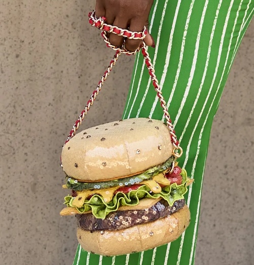 Moschino круизная коллекция 2022, сумка в виде чизбургера