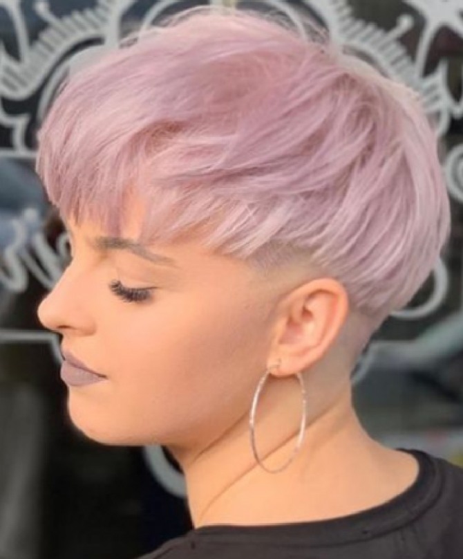 стрижка каре-шапочка на волосах розового цвета - тенденции в летних стрижках 2021 года