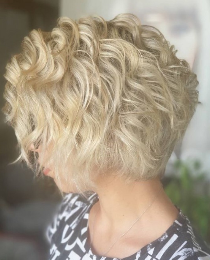 работы парикмахеров салонов красоты, женские стрижки июля 2021 года - боб на волосах блонд с перепадом длины прядей