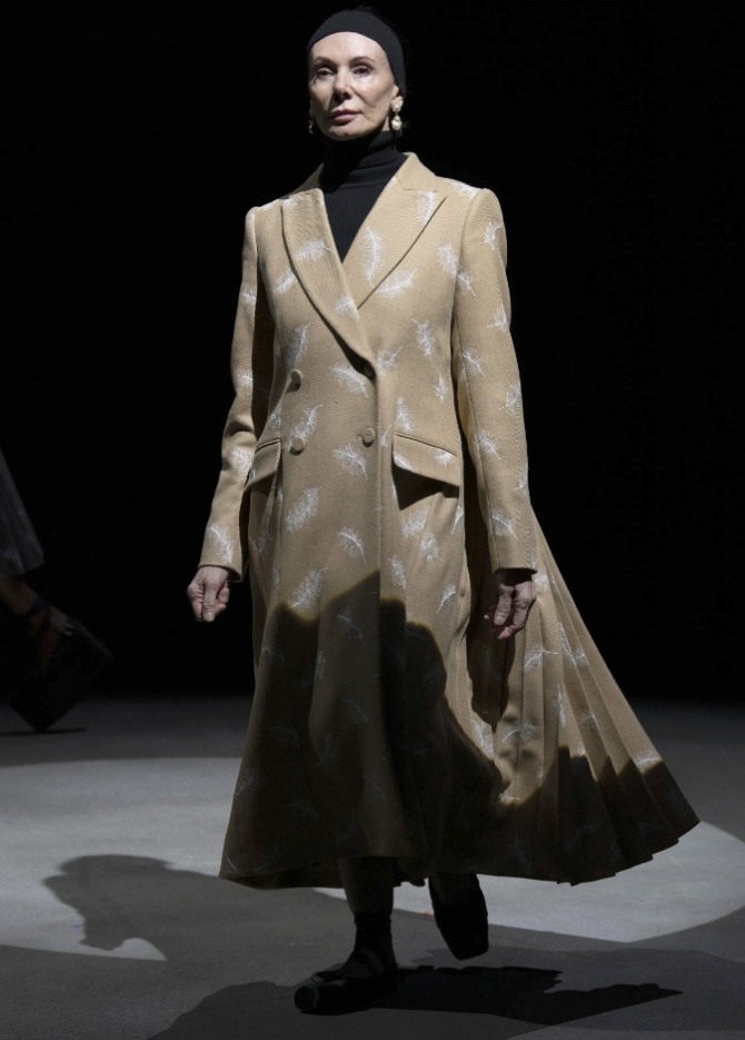двубортное женское пальто с английским воротником - уличный стиль осень-зима 2021-2022 для пожилых женщин