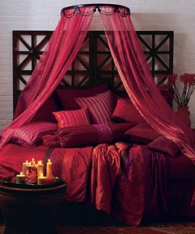 спальня в восточном стиле в красной цветовой гамме - кровать с балдахином
